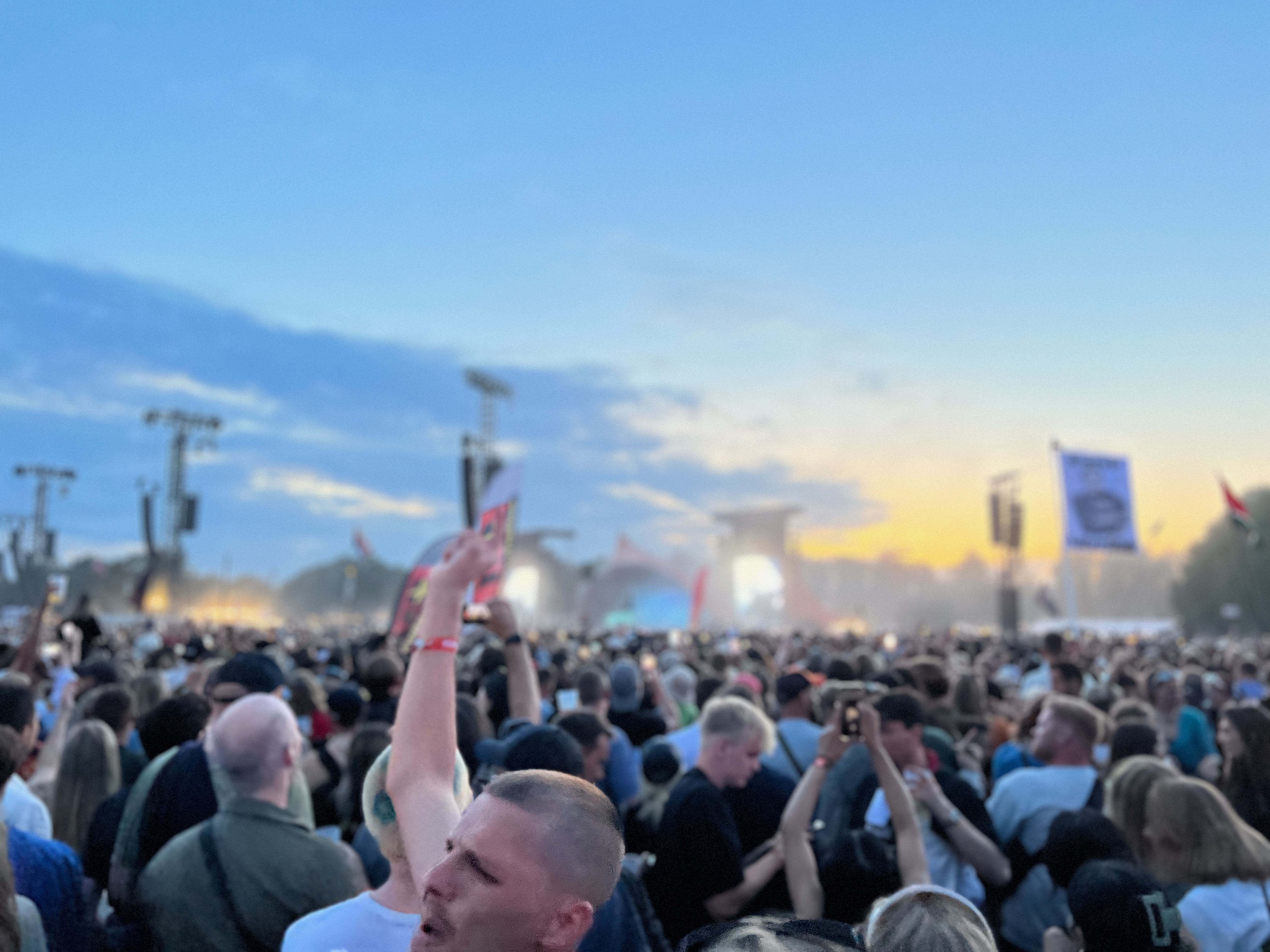 Publikum ved festival ved solnedgang